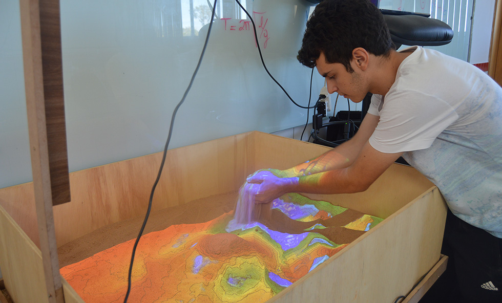 Equipamento Ar Sandbox sendo preparado para demonstração Equipamento Ar Sandbox sendo preparado para demonstração